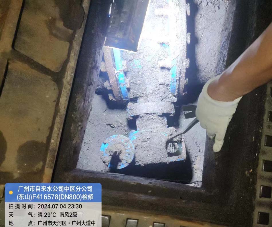 自来水公司检修发现DN800蝶阀蜗轮破损急需更换手动青青草免费观看视频(图1)